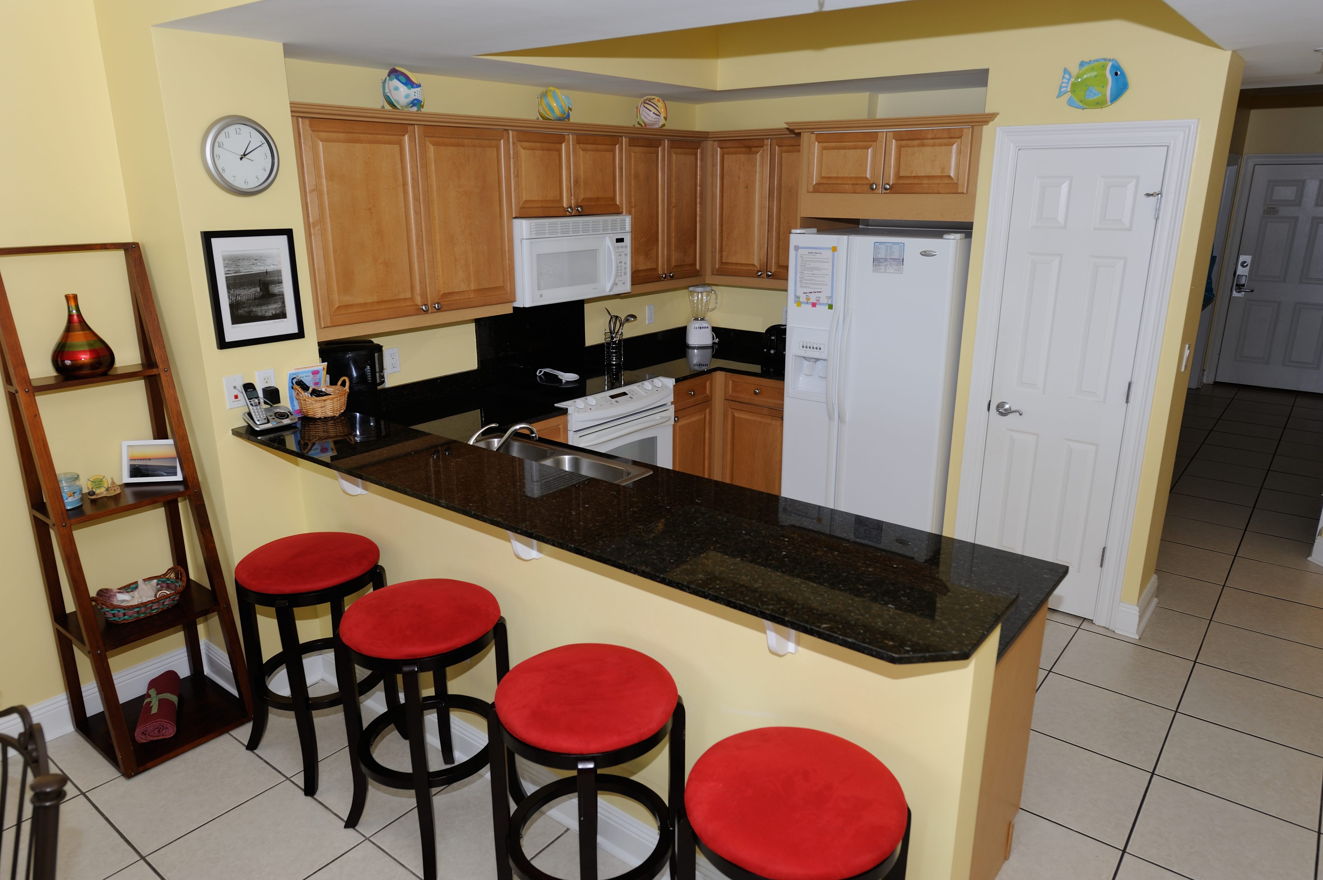 Kitchen with breafast bar